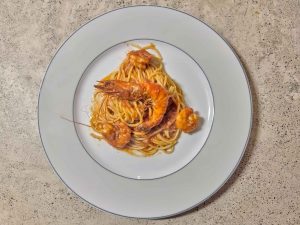 La Isola cucina italiana Spaghetti mit Garnelen in Tomatensugo
